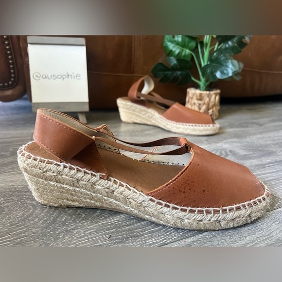 Andre Assous Dainty Peep Toe Espadrille Wedge Sandals in Cuero Tan Size 9 NWOB! - Picture 3 of 9